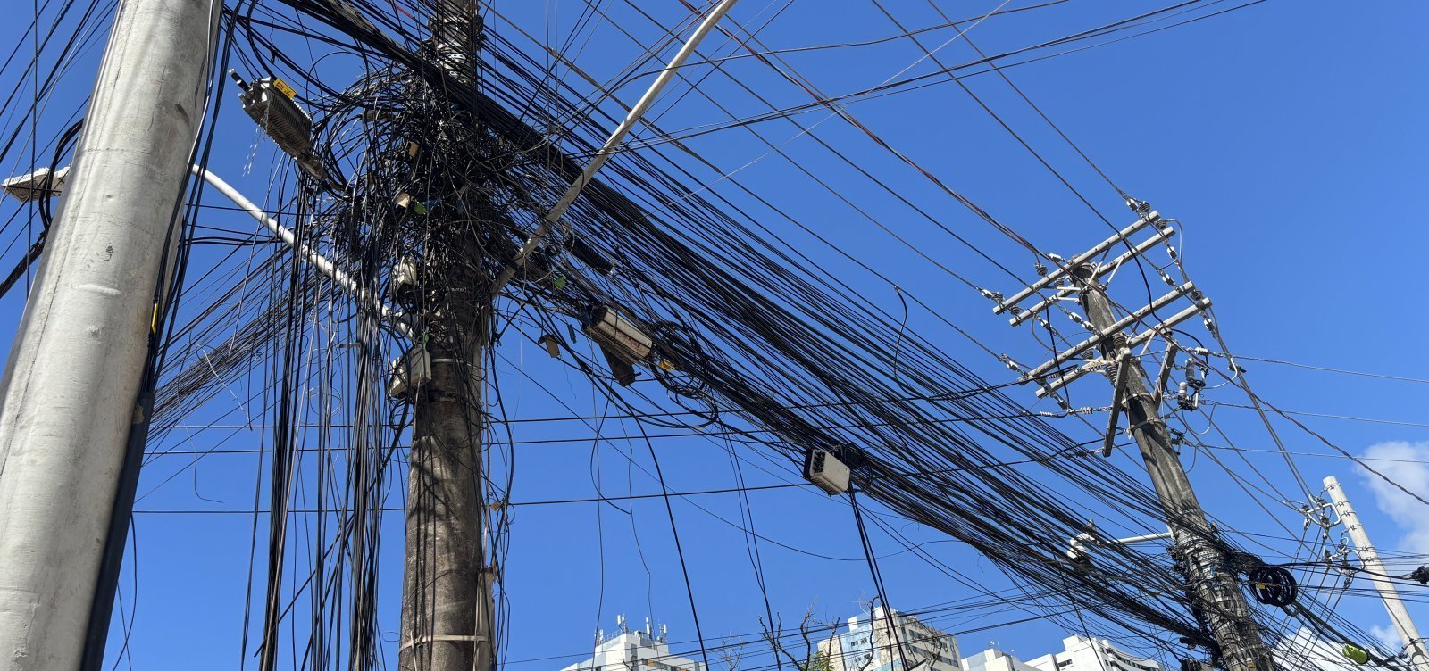 Coelba vai remover cabos irregulares de internet em 19 municípios