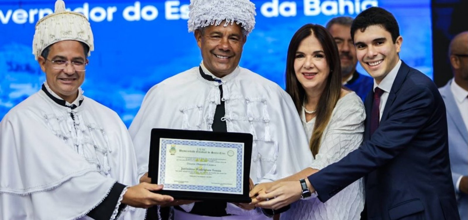 Jerônimo se torna primeiro governador a receber título de Honoris Causa da Uesc