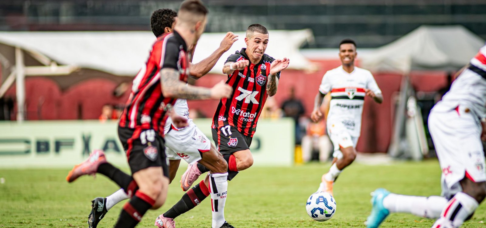 É pra quem acredita! Vitória vence o São Paulo e se livra do rebaixamento