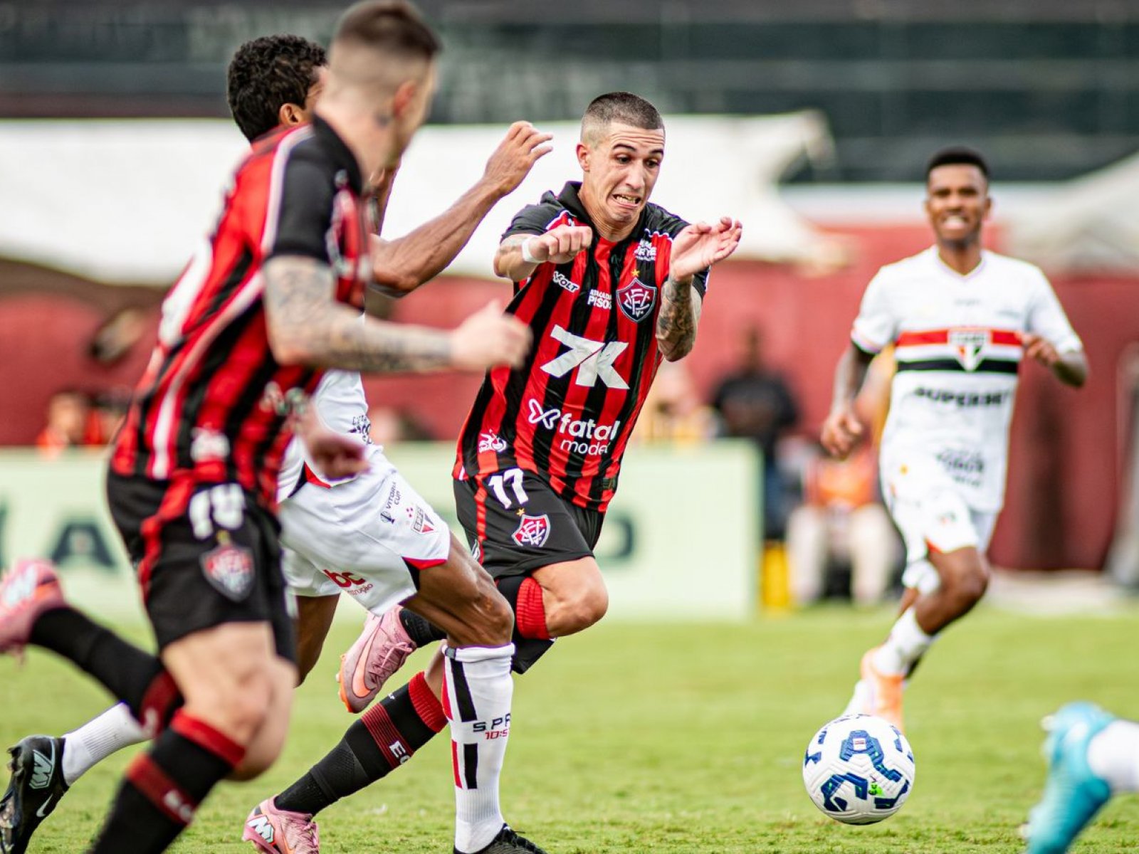 É pra quem acredita! Vitória vence o São Paulo e se livra do rebaixamento