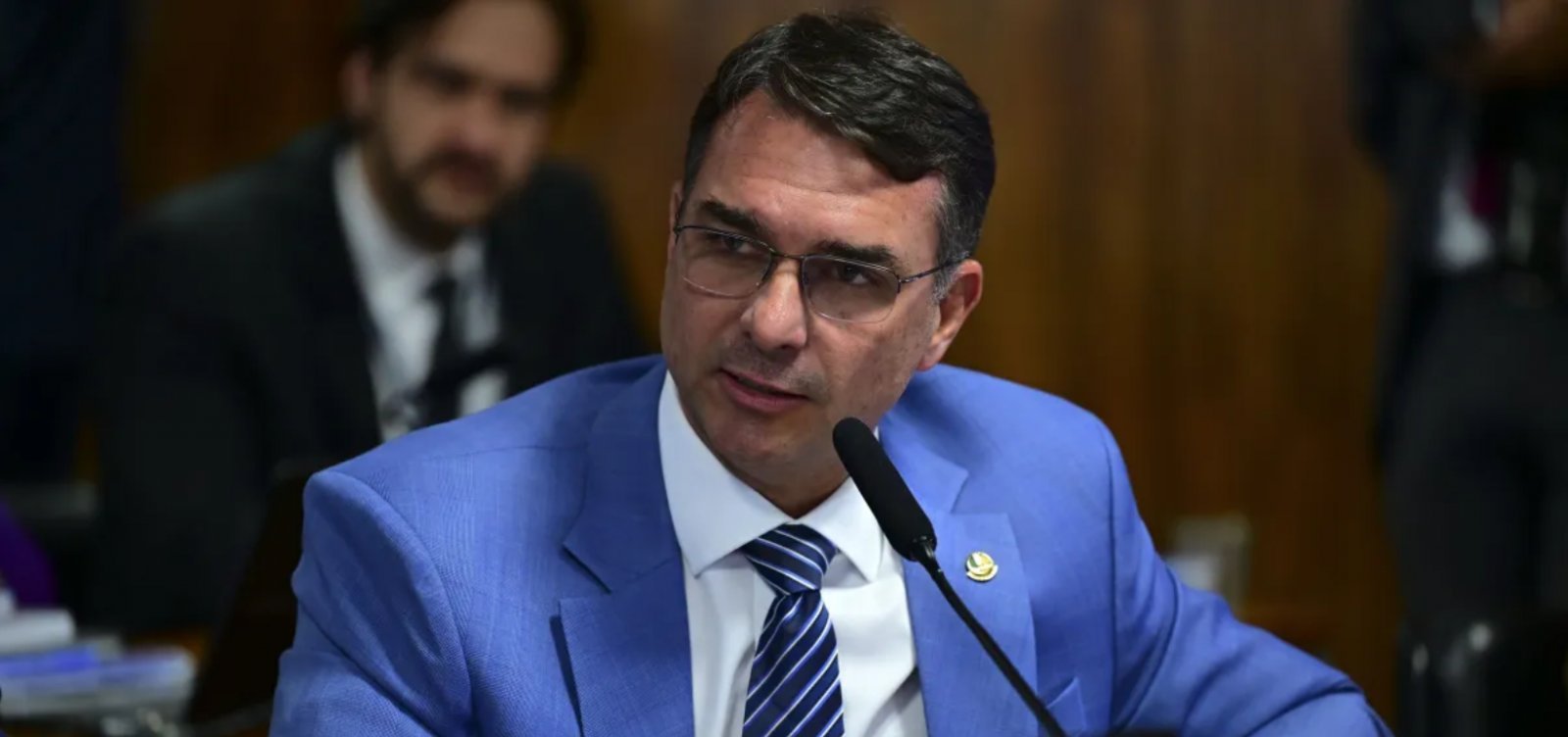 Flávio Bolsonaro admite que sua candidatura 'tem um preço' para ser retirada