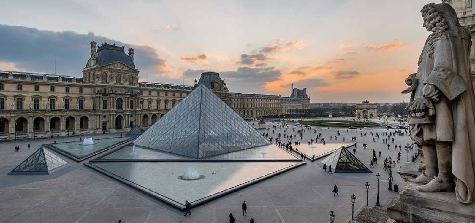Vazamento de água atinge centenas de obras na biblioteca de Antiguidades Egípcias do Louvre