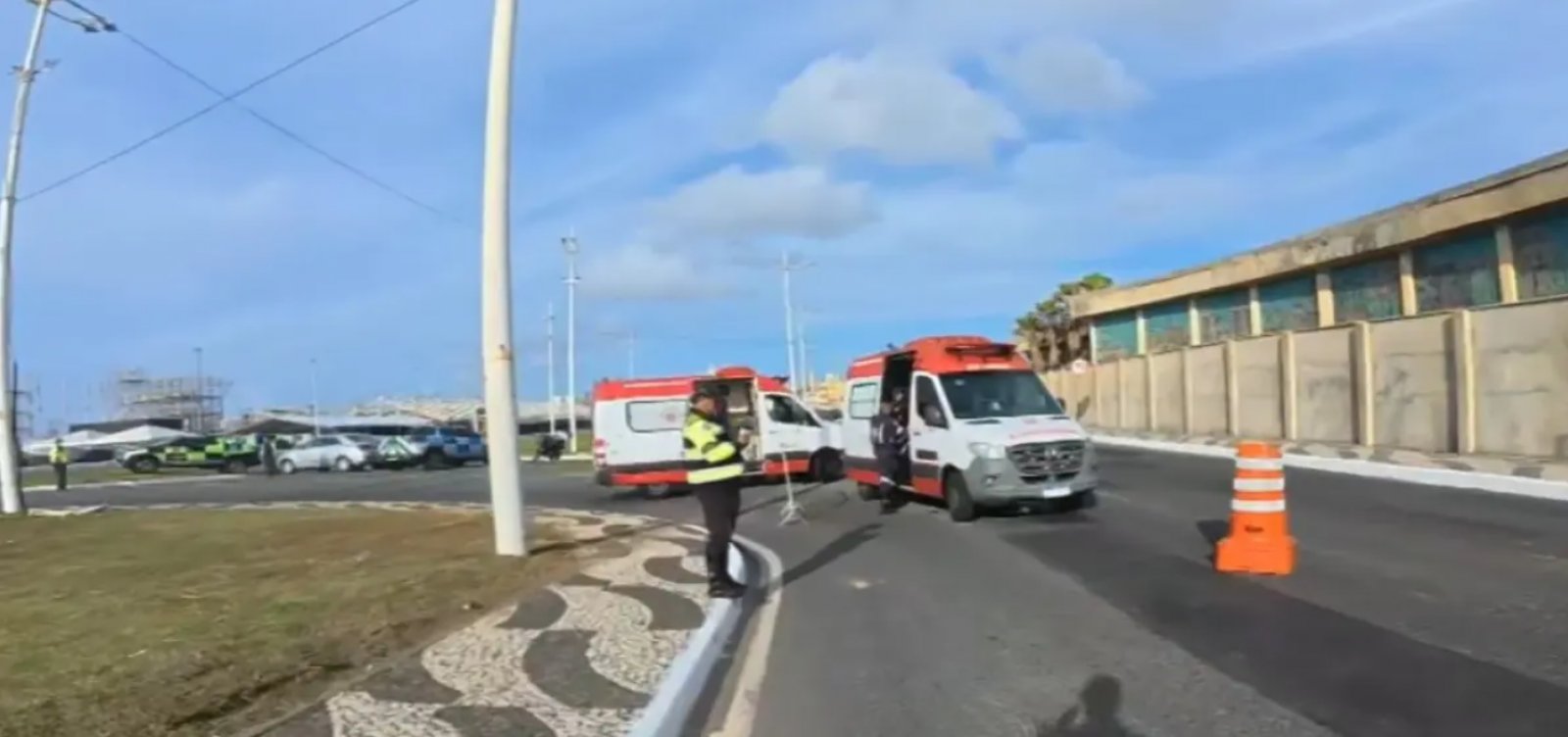Motorista foge após bater em moto em Salvador