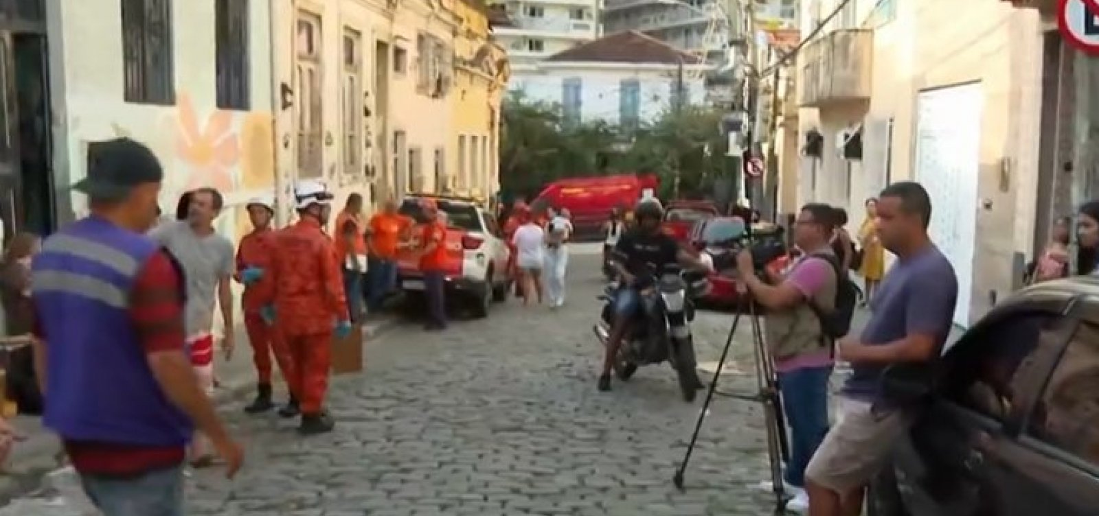 Casarão desaba e deixa mais de 15 feridos no Rio de Janeiro