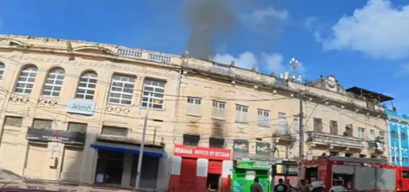 Incêndio atinge casarão na Avenida Sete e mobiliza bombeiros