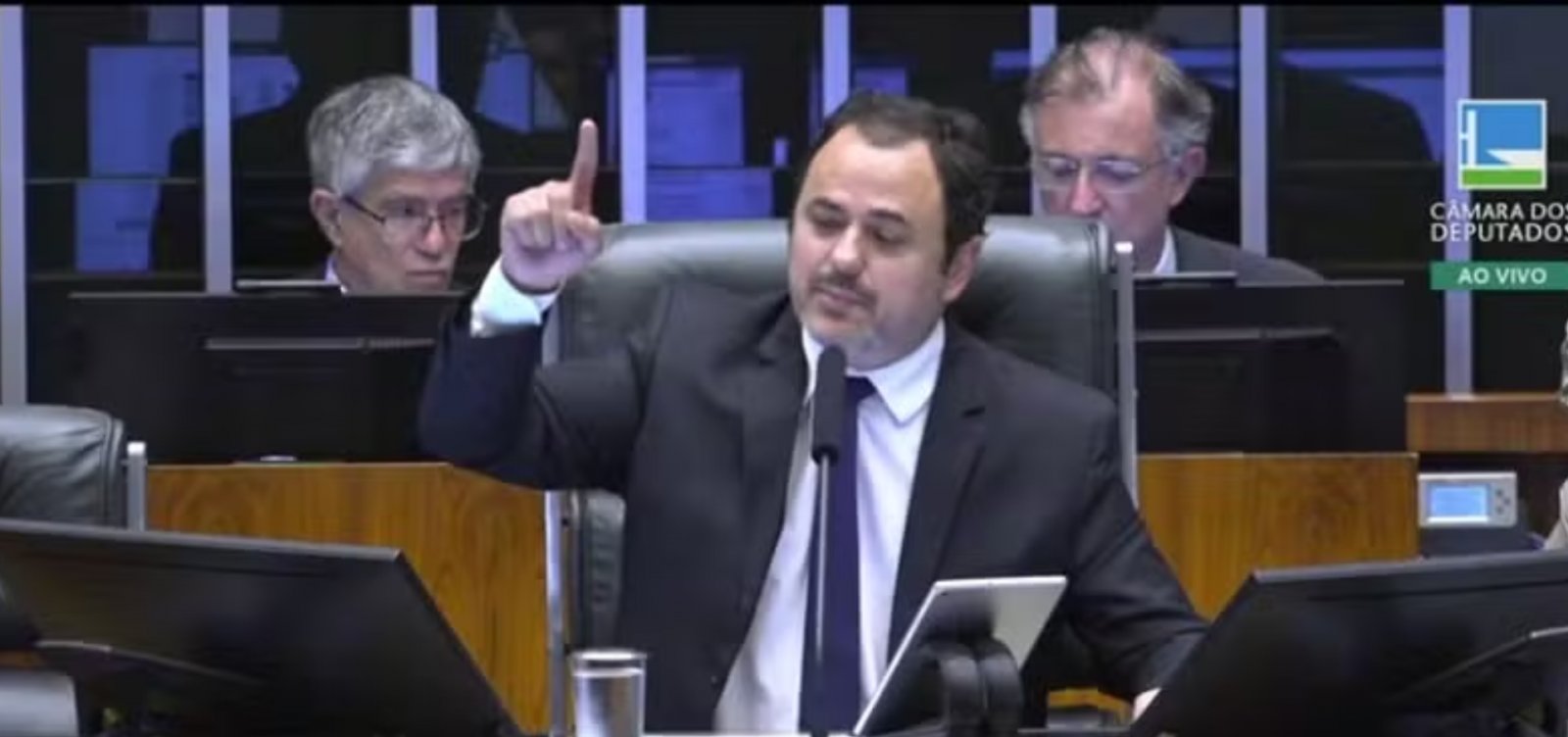 Deputado Glauber Braga ocupa mesa da Câmara e é retirado a força pela Polícia Legislativa