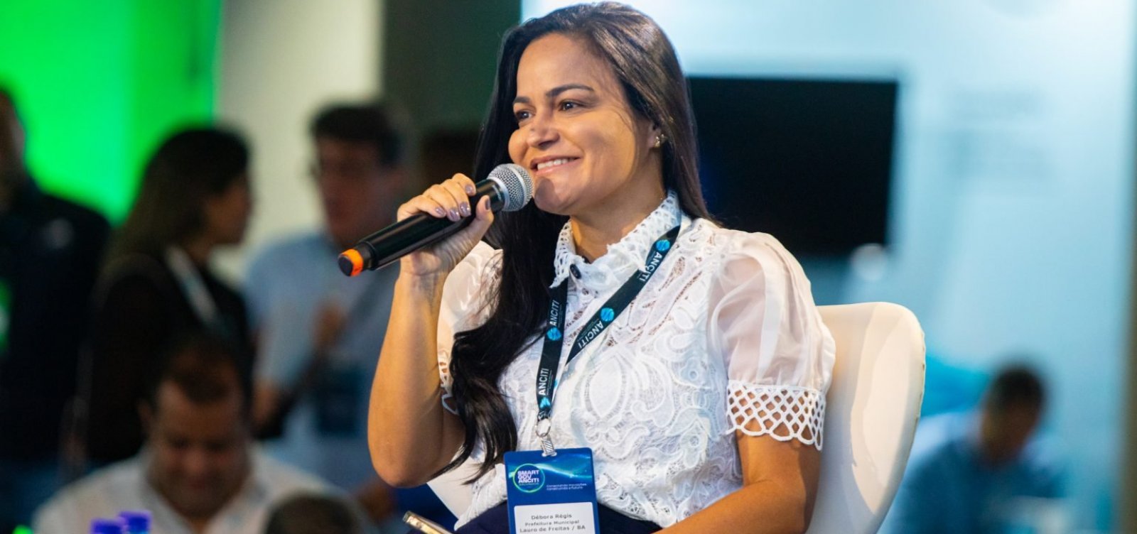 Prefeita de Lauro de Freitas contrata empreiteira ligada à arqui-inimiga petista por R$ 12 milhões