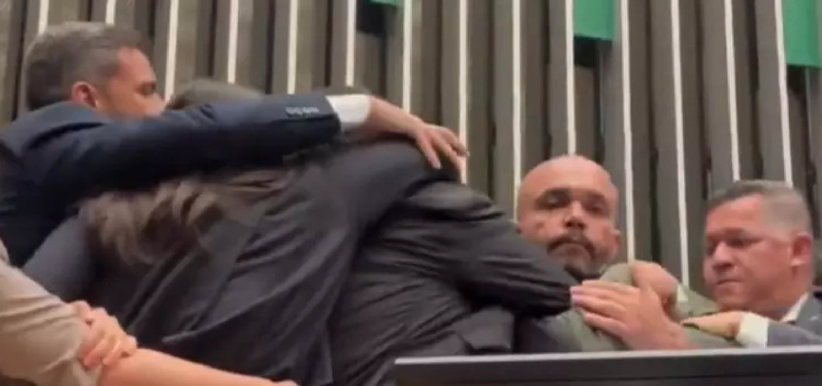 Glauber acusa “tentativa de silenciamento” após ser retirado à força da cadeira da presidência da Câmara