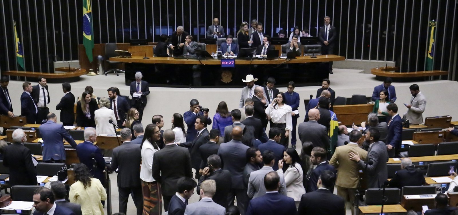 Câmara aprova projeto que reduz penas de Bolsonaro e condenados por tentativa de golpe