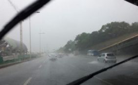 Forte chuva causa congestionamento e pontos de alagamento na Av. Paralela