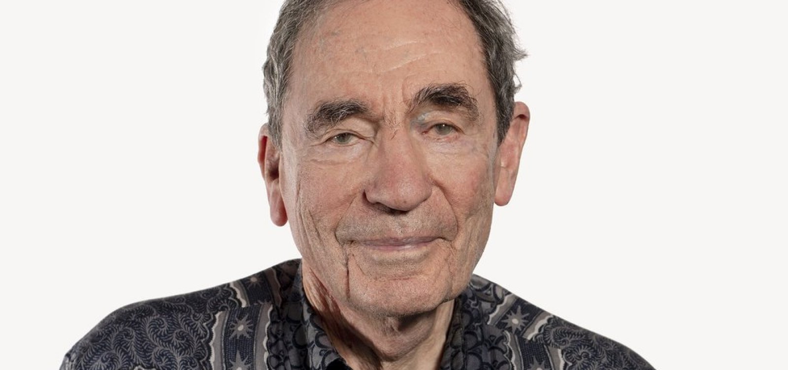 Líder antiapartheid Albie Sachs é entrevistado na Rádio Metropole nesta quinta 