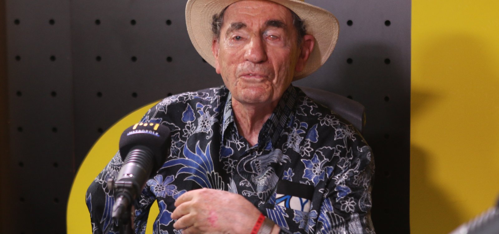 “Levaram meu braço, mas não levaram uma nação livre", diz Albie Sachs sobre atentado em Moçambique