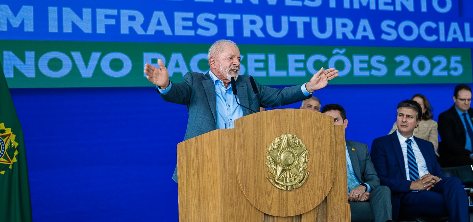 Gestão Bolsonaro enterrou "700 mil em sacos pretos” durante pandemia, declara Lula