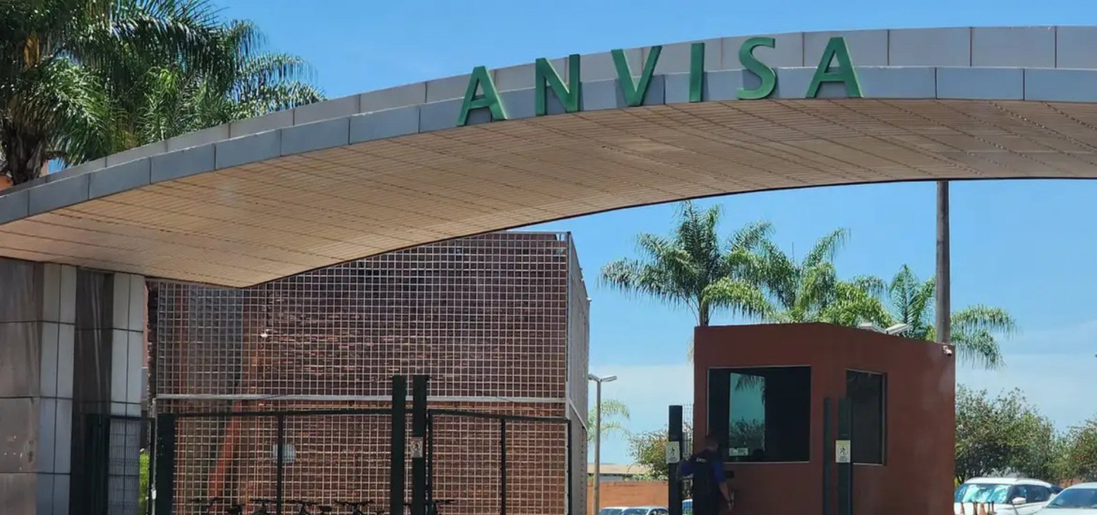 Anvisa bloqueia comercialização de perfume e maquiagem capilar