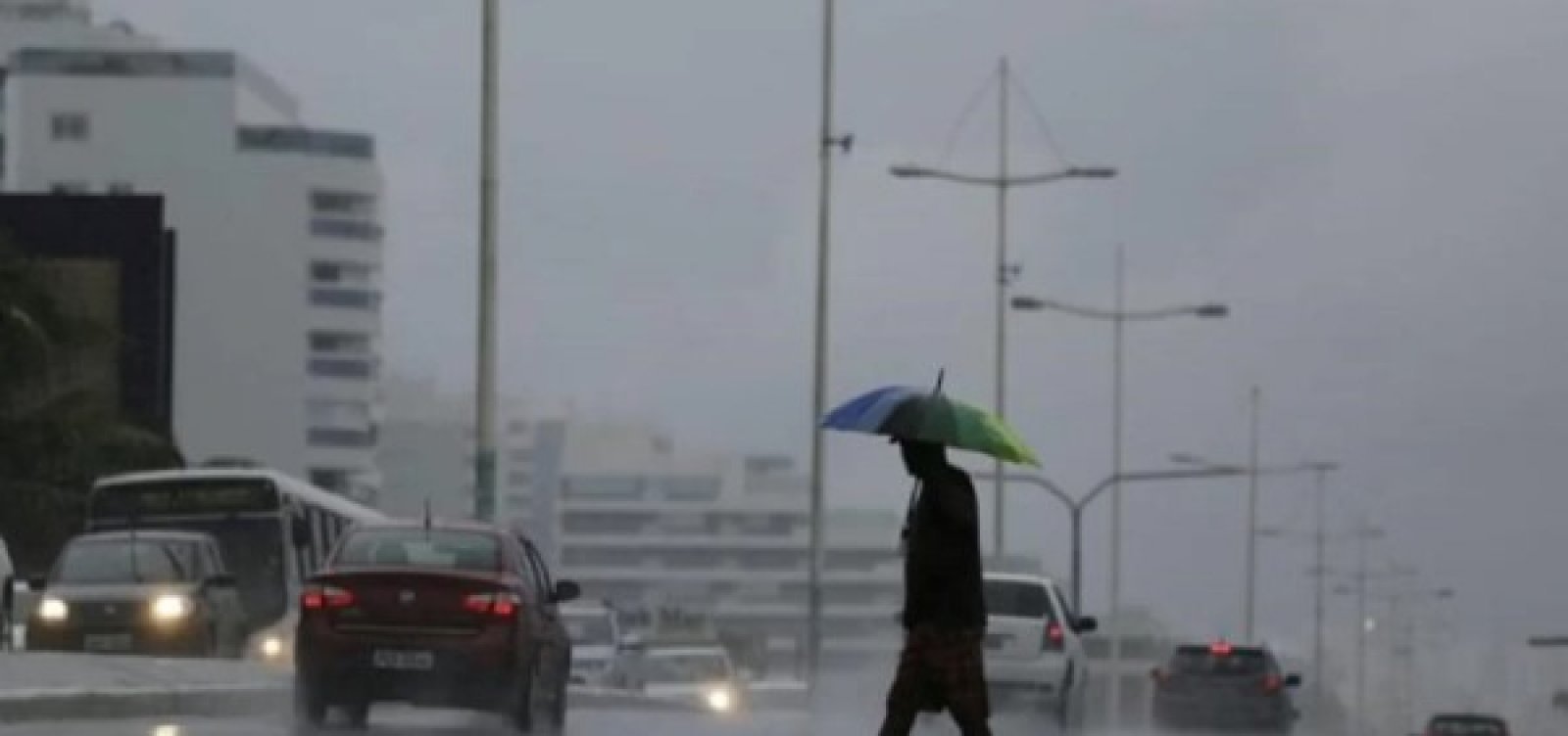 Inmet emite alerta de chuvas intensas para 97 cidades baianas