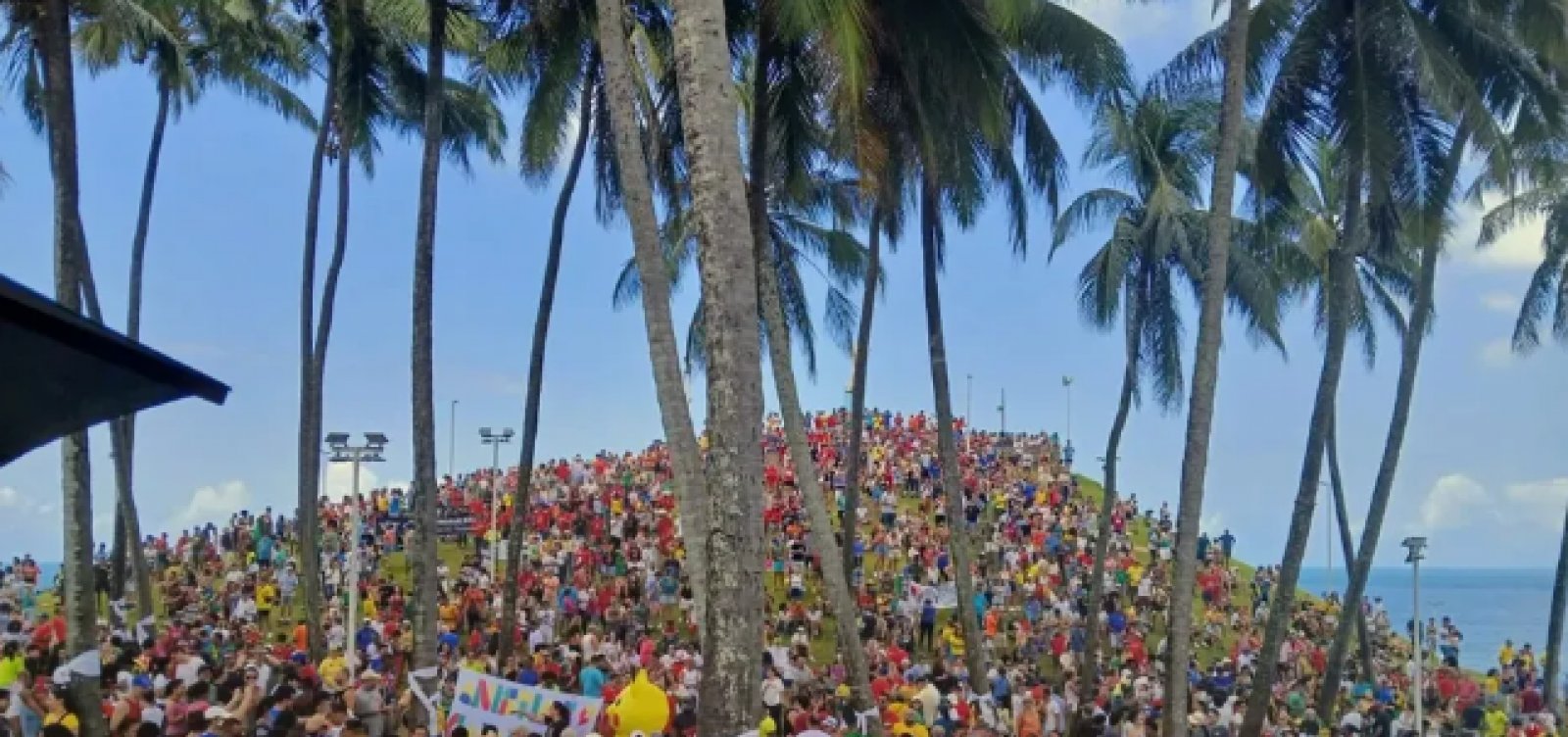 Manifestantes protestam na Barra contra projeto que reduz penas do 8 de Janeiro