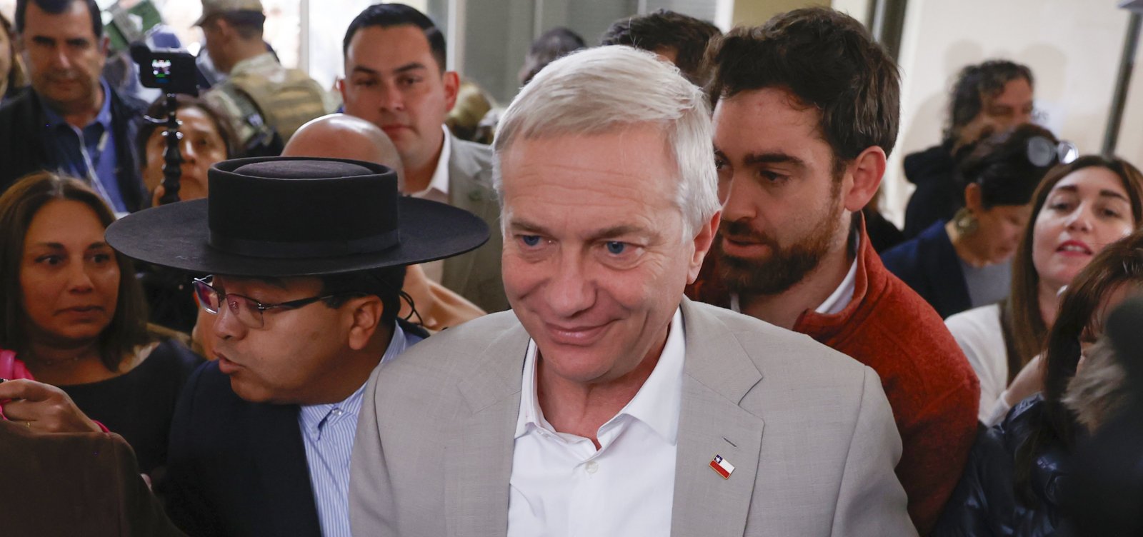 Chile elege José Antonio Kast, líder da direita conservadora, como novo presidente