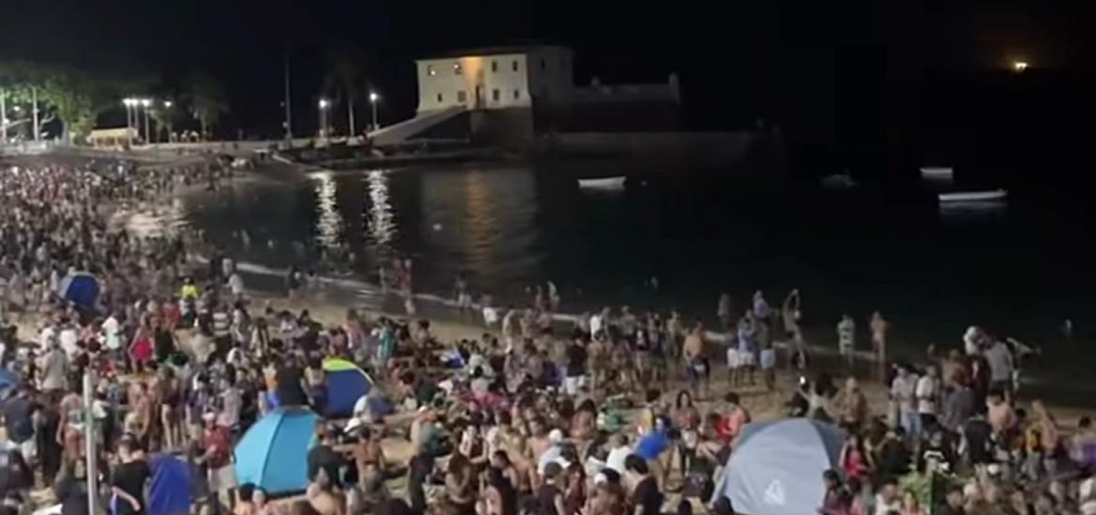 Luau lota Porto da Barra durante a madrugada