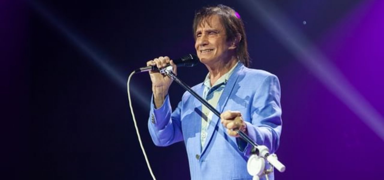 Roberto Carlos deixa hotel após acidente de carro em Gramado