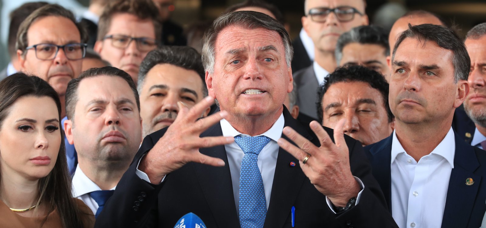 Exército abre processo para cassar porte de arma de Bolsonaro e de generais