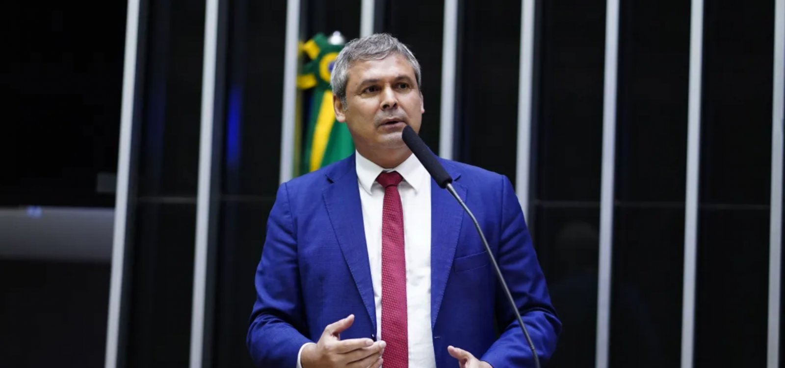 Líder do PT pede ao STF perda do mandato de Eduardo Bolsonaro por faltas