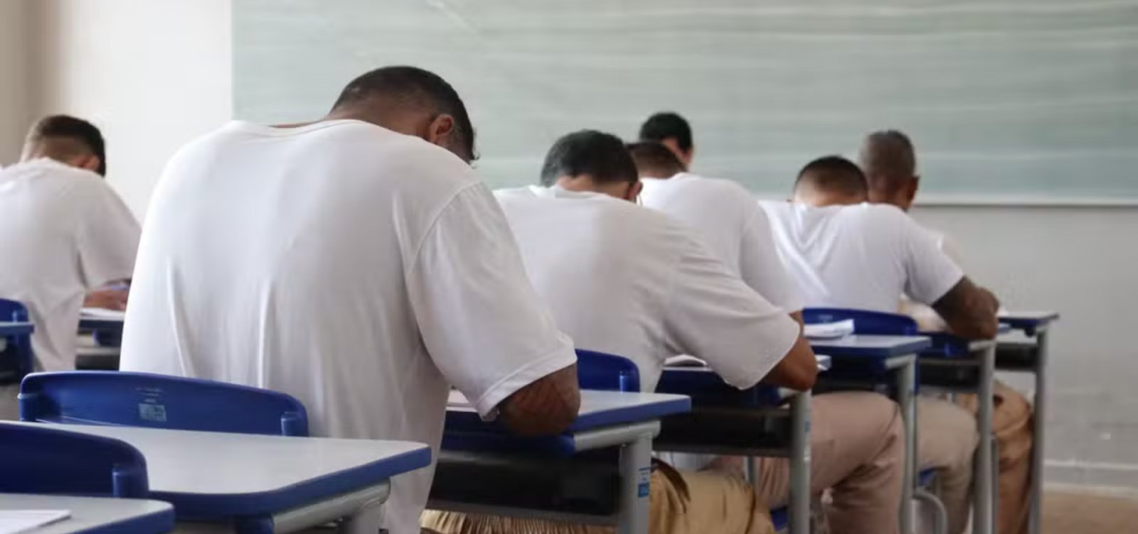 Enem PPL é aplicado em 24 unidades prisionais da Bahia e registra aumento de 64% nas inscrições