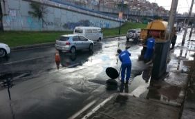 Vazamento de esgoto causa transtornos na Av. Bonocô