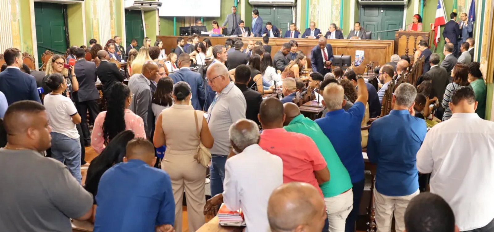 Câmara de Salvador aprova leis de inclusão e capacitação feminina