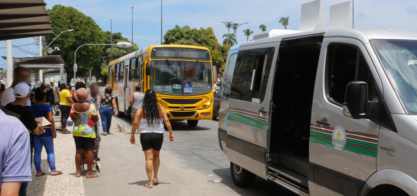 Longe da lógica “Barra-Ondina”, Salvador se sustenta no improviso, trabalho informal e criatividade de quem ocupa as ruas