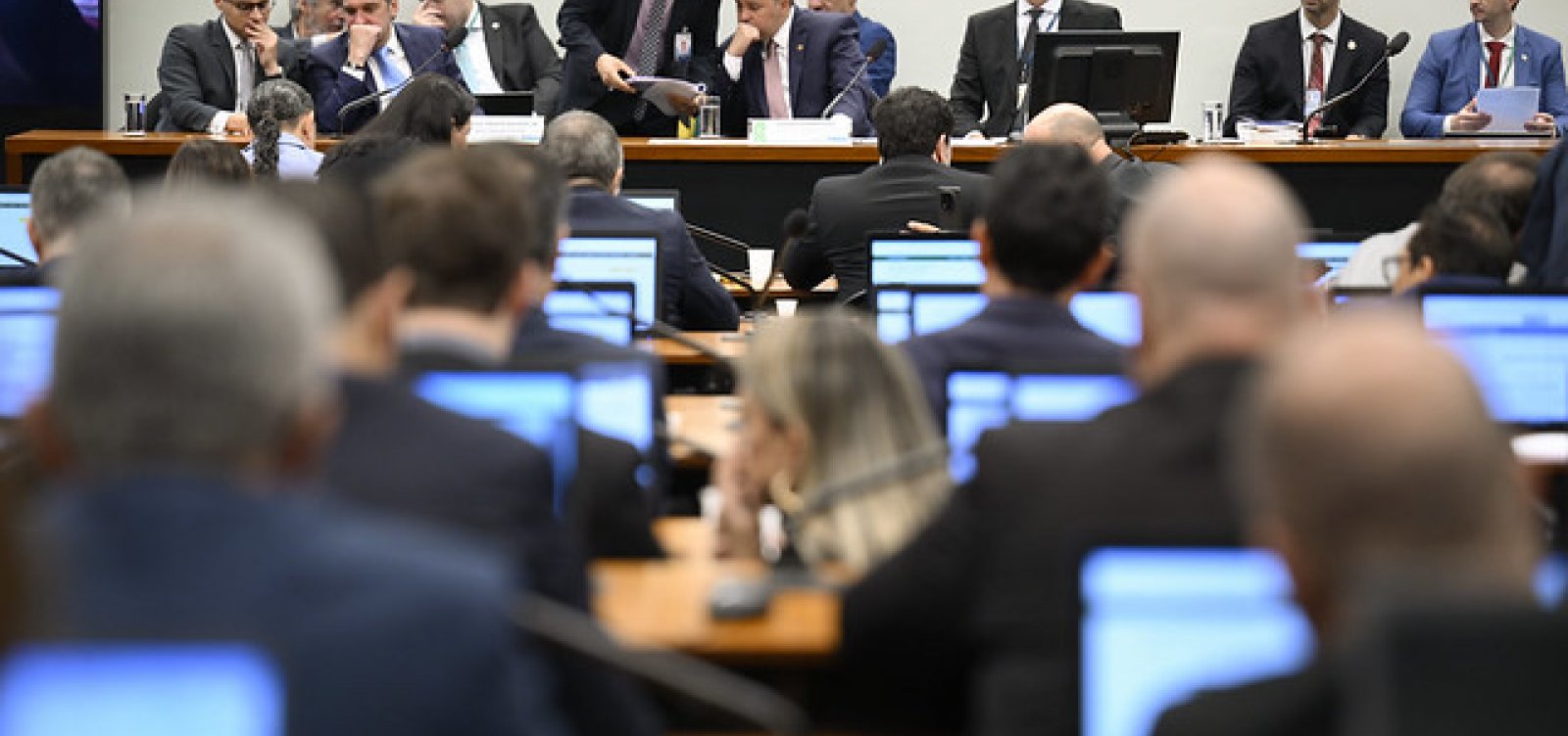 Comissão aprova Orçamento de 2026 com superávit de R$ 34,5 bi