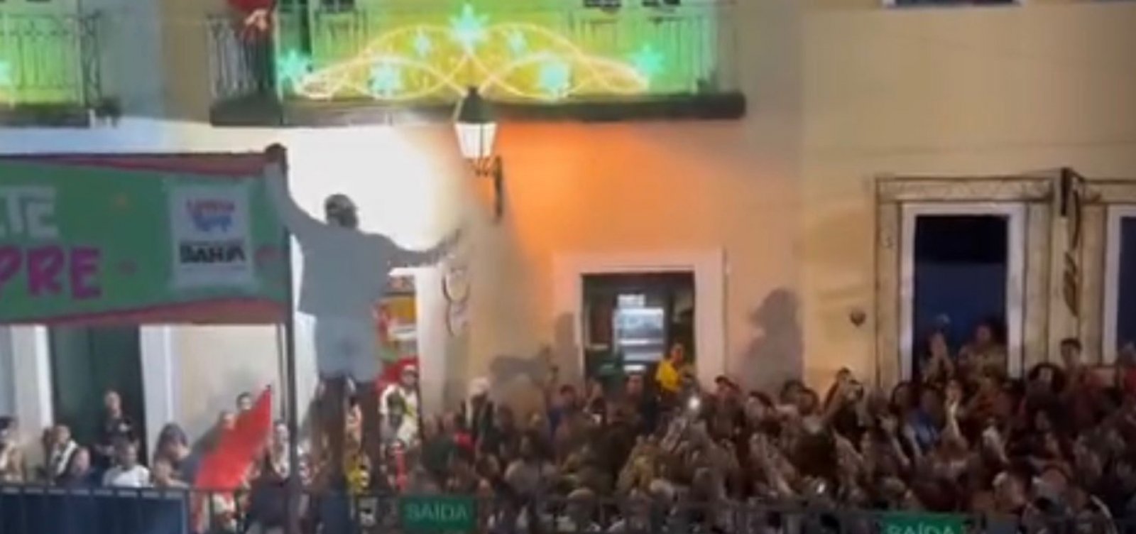 Show lota Praça Tereza Batista e público fica do lado de fora após redução da capacidade