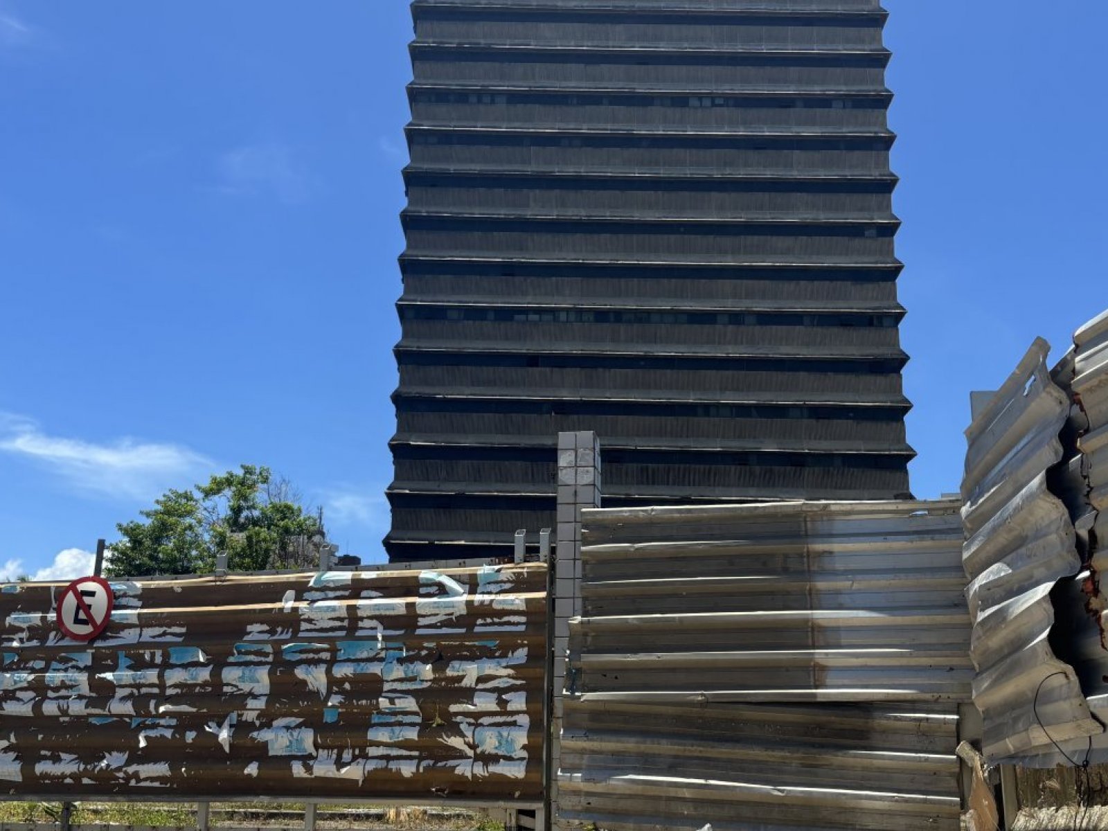 Tiroteio e vandalismo voltam a assustar moradores na antiga sede dos Correios na Pituba