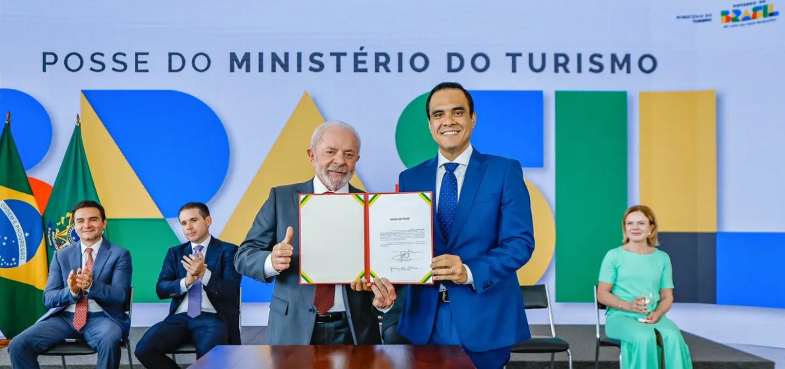 "Turismo tem que ser do povo, pelo povo e para o povo", diz Gustavo Feliciano ao tomar posse