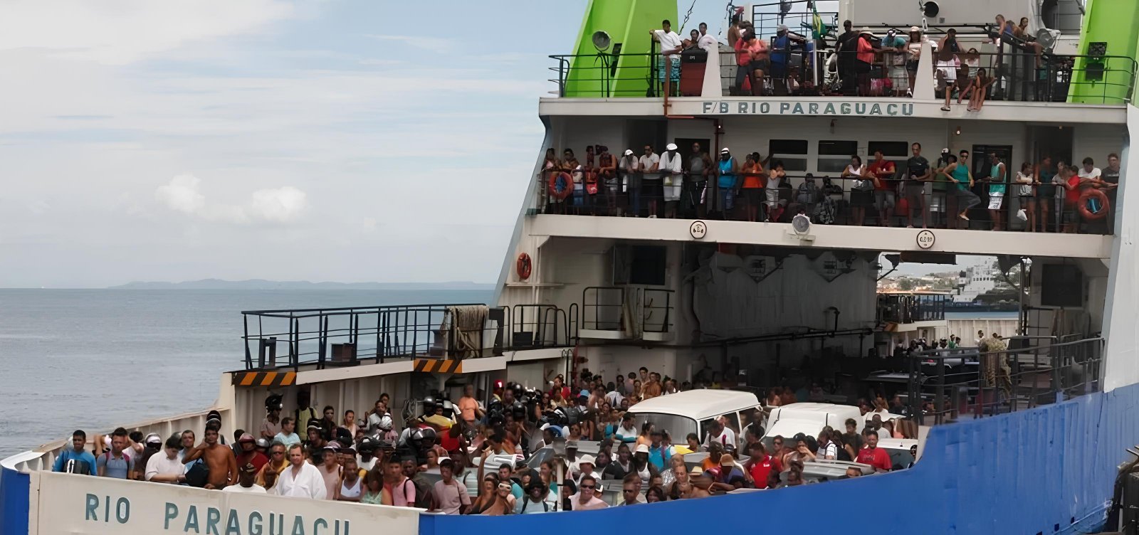 Fila para embarque no ferry-boat chega a 3h nesta sexta-feira