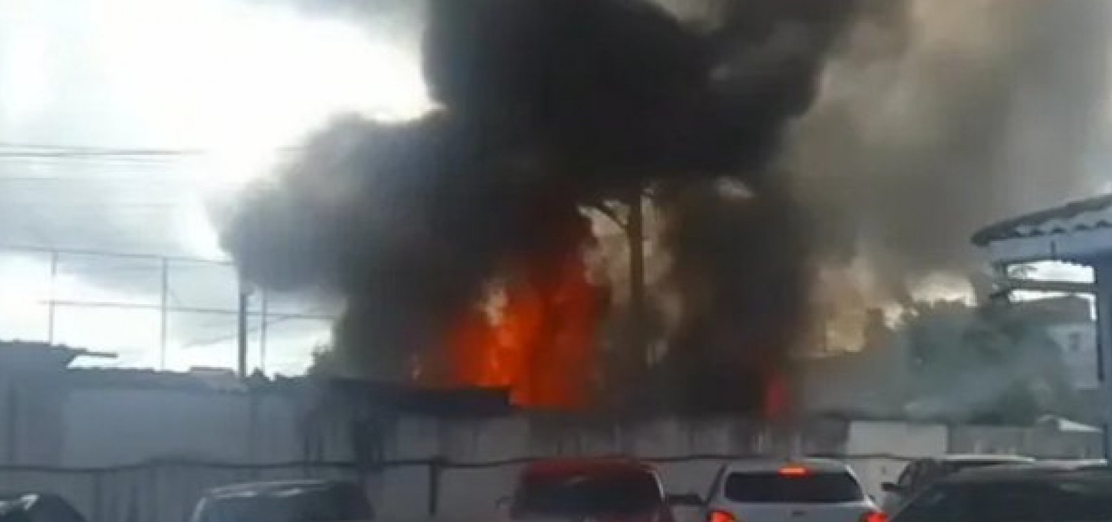 Incêndio destrói estabelecimento ao lado de UPA em São Marcos