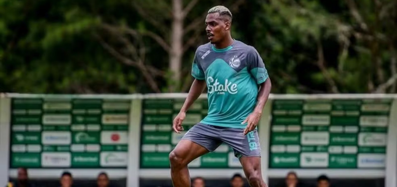 Vitória anuncia contratação do volante Caíque Gonçalves, do Juventude