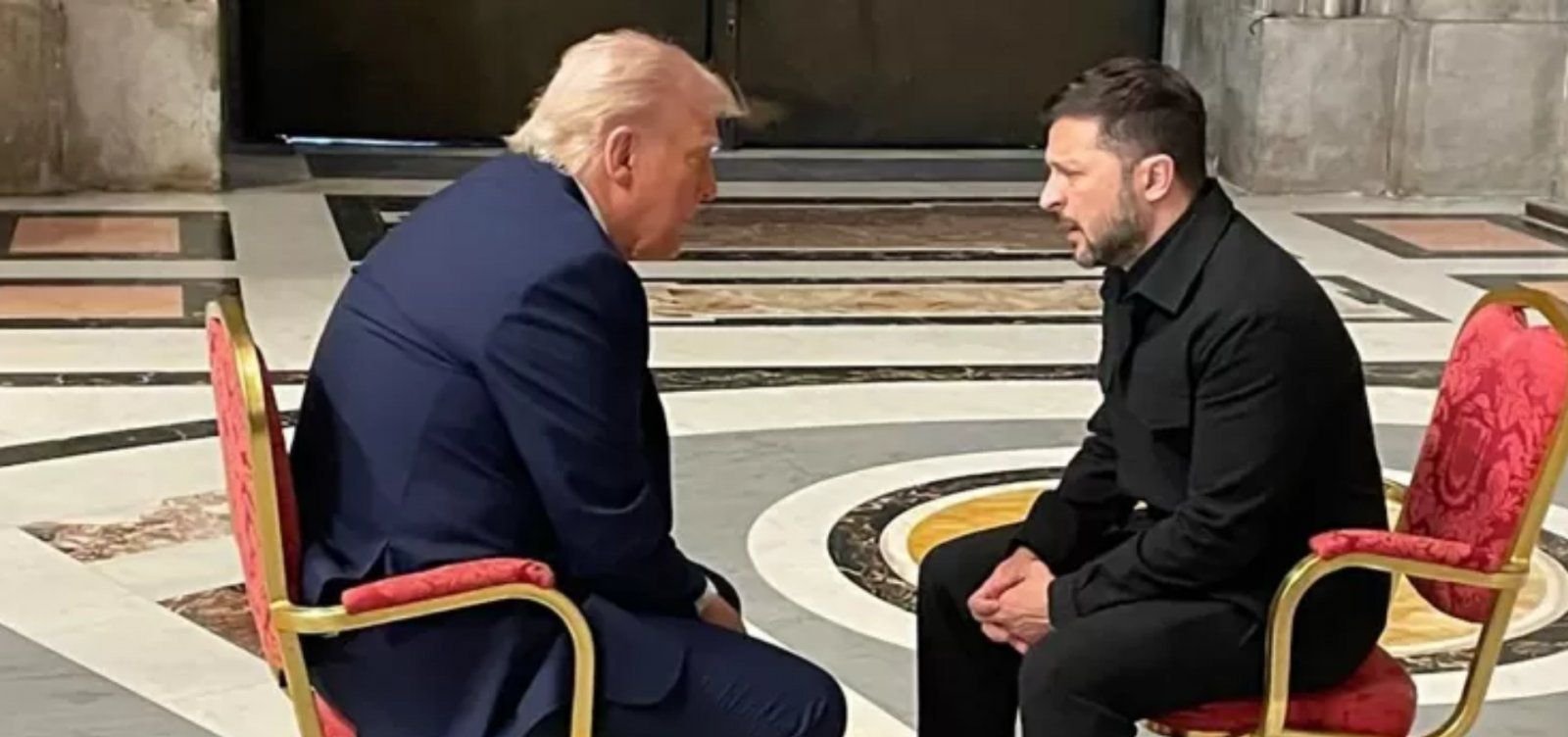 Zelensky chega à Flórida para reunião com Trump sobre acordo de paz na Ucrânia