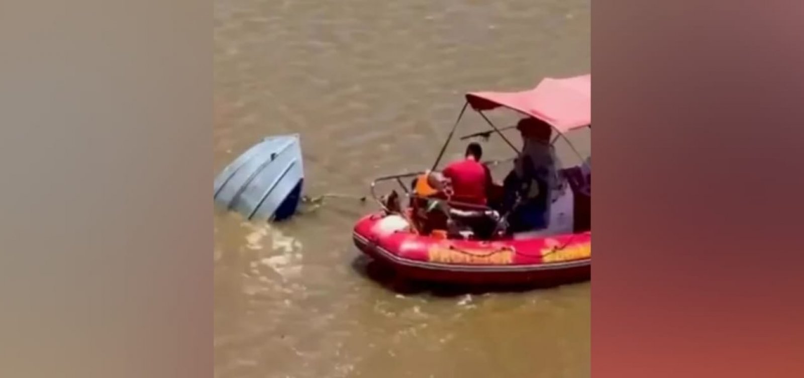 Pescadores são resgatados após 20 horas à deriva em SP