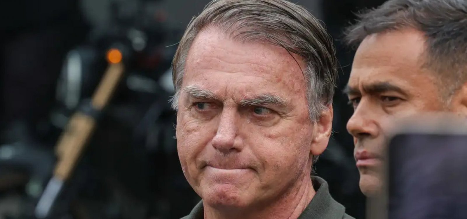 Começa a cirurgia de Bolsonaro para tentar conter crises de soluço