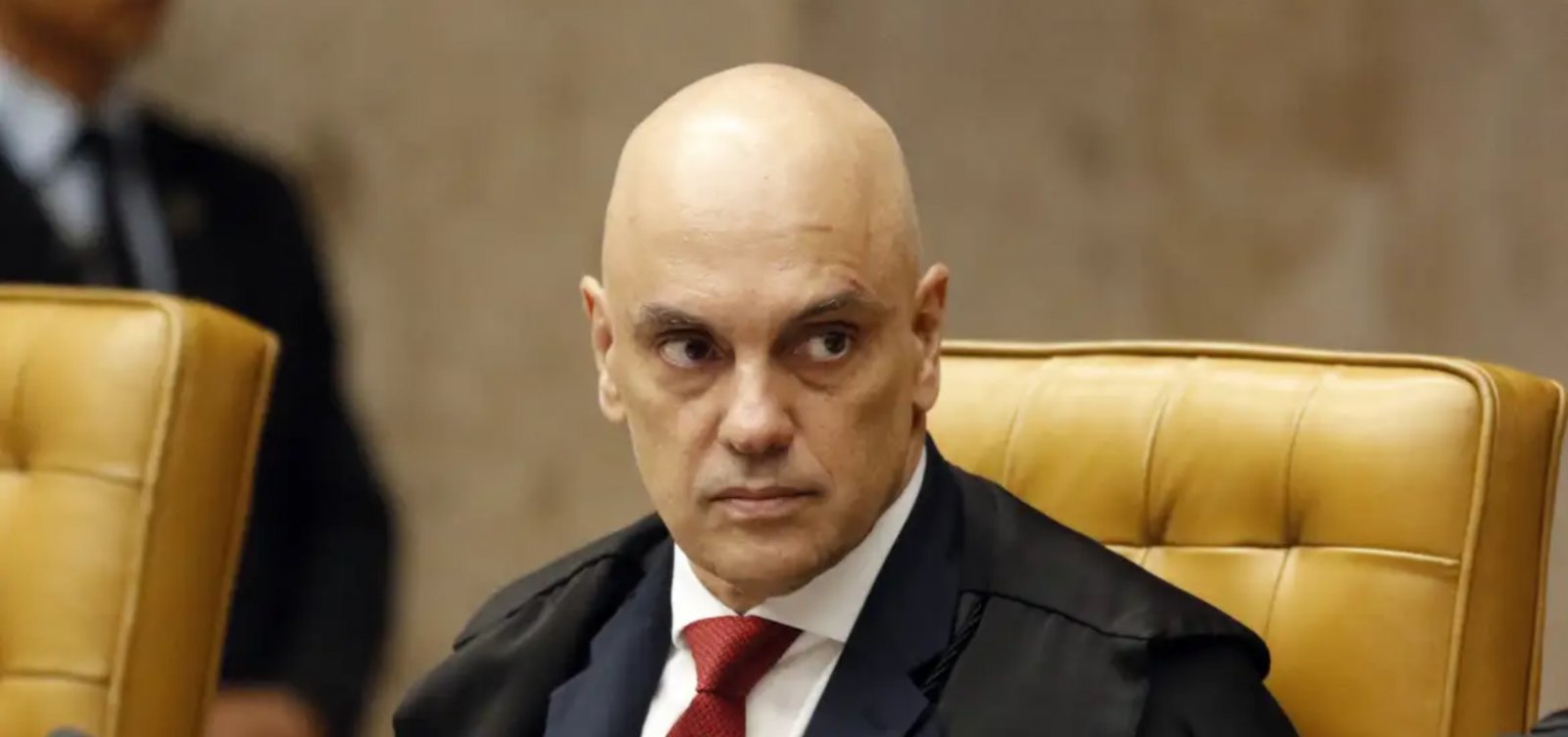 Moraes dá 24h para defesa explicar por que Filipe Martins usou LinkedIn
