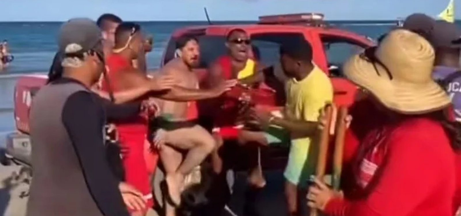 Garçom diz que foi agredido por turista após cobrar pelo uso de cadeiras em Porto de Galinhas