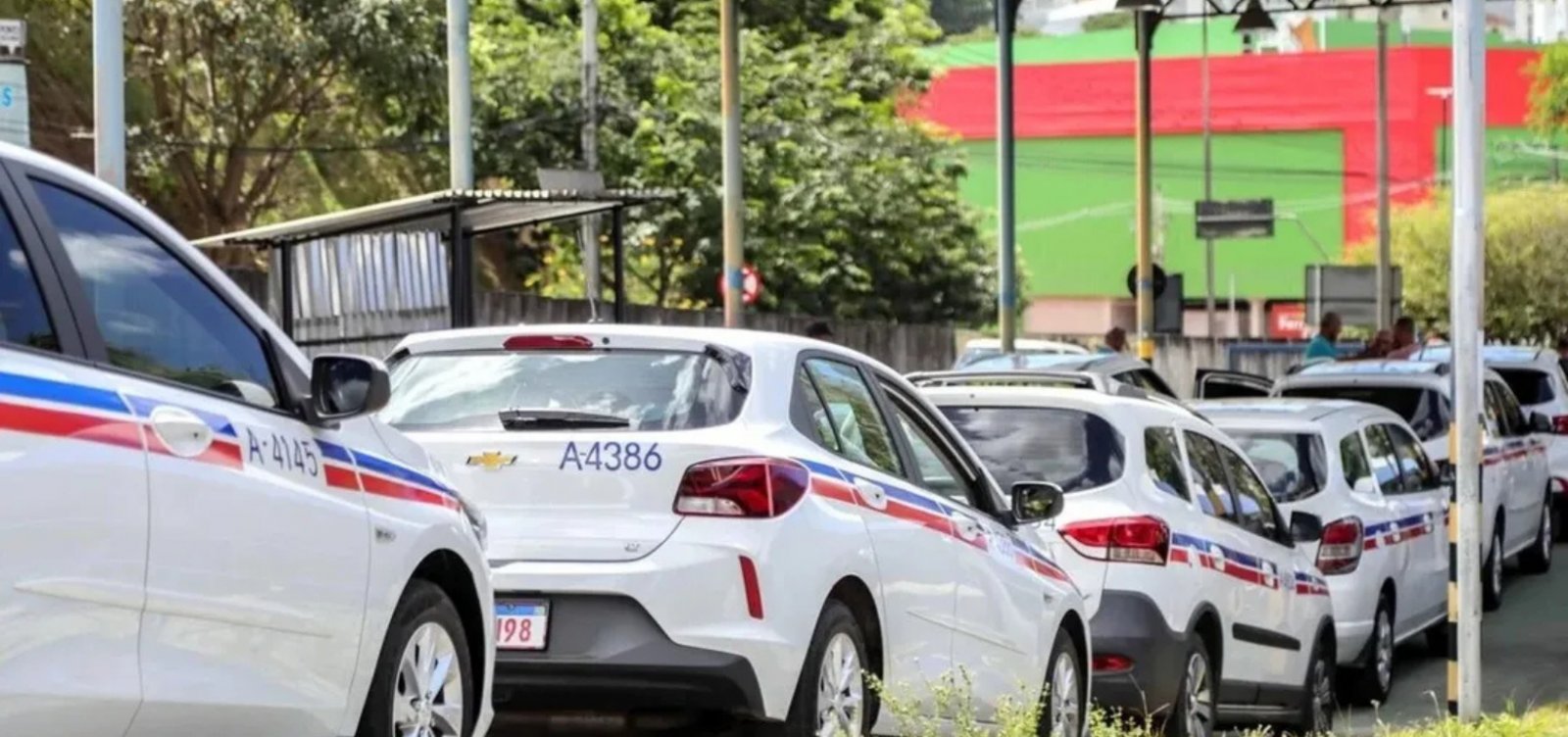 Taxistas de Salvador têm até janeiro de 2026 para regularizar pendências cadastrais