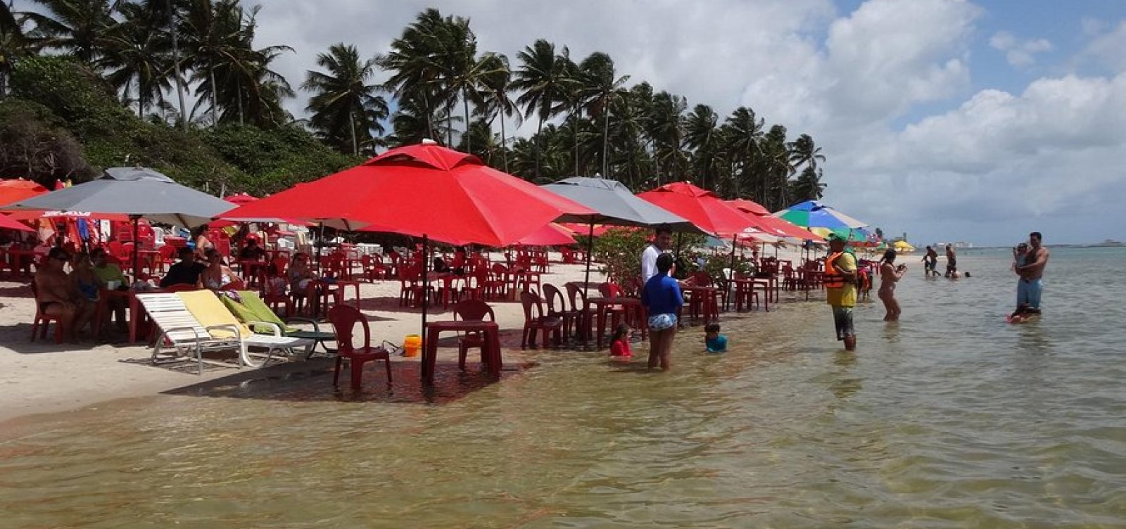 Prefeitura de Ipojuca proíbe consumação mínima em barracas de Porto de Galinhas