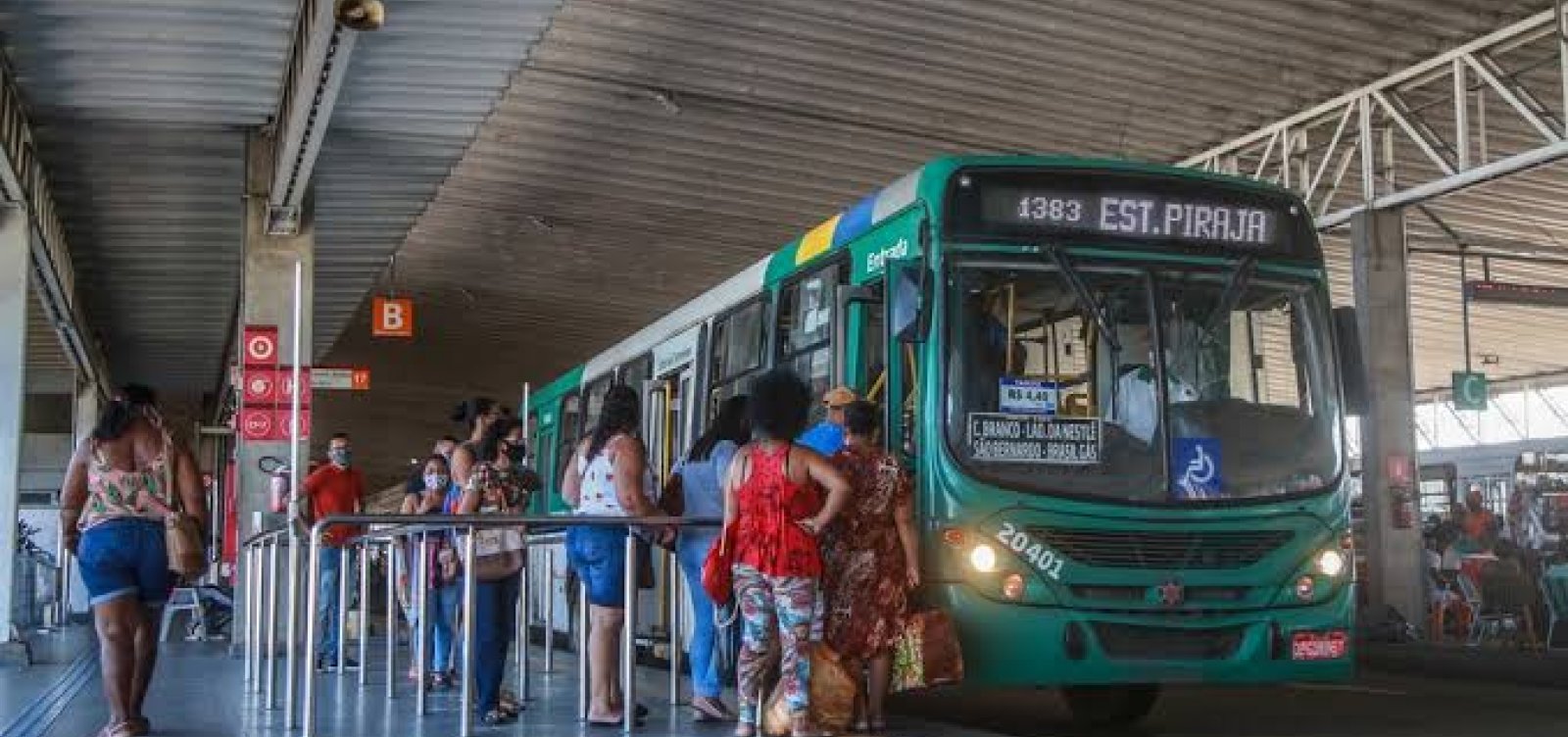 Duas pessoas são feridas com faca durante tentativa de assalto na Estação Pirajá