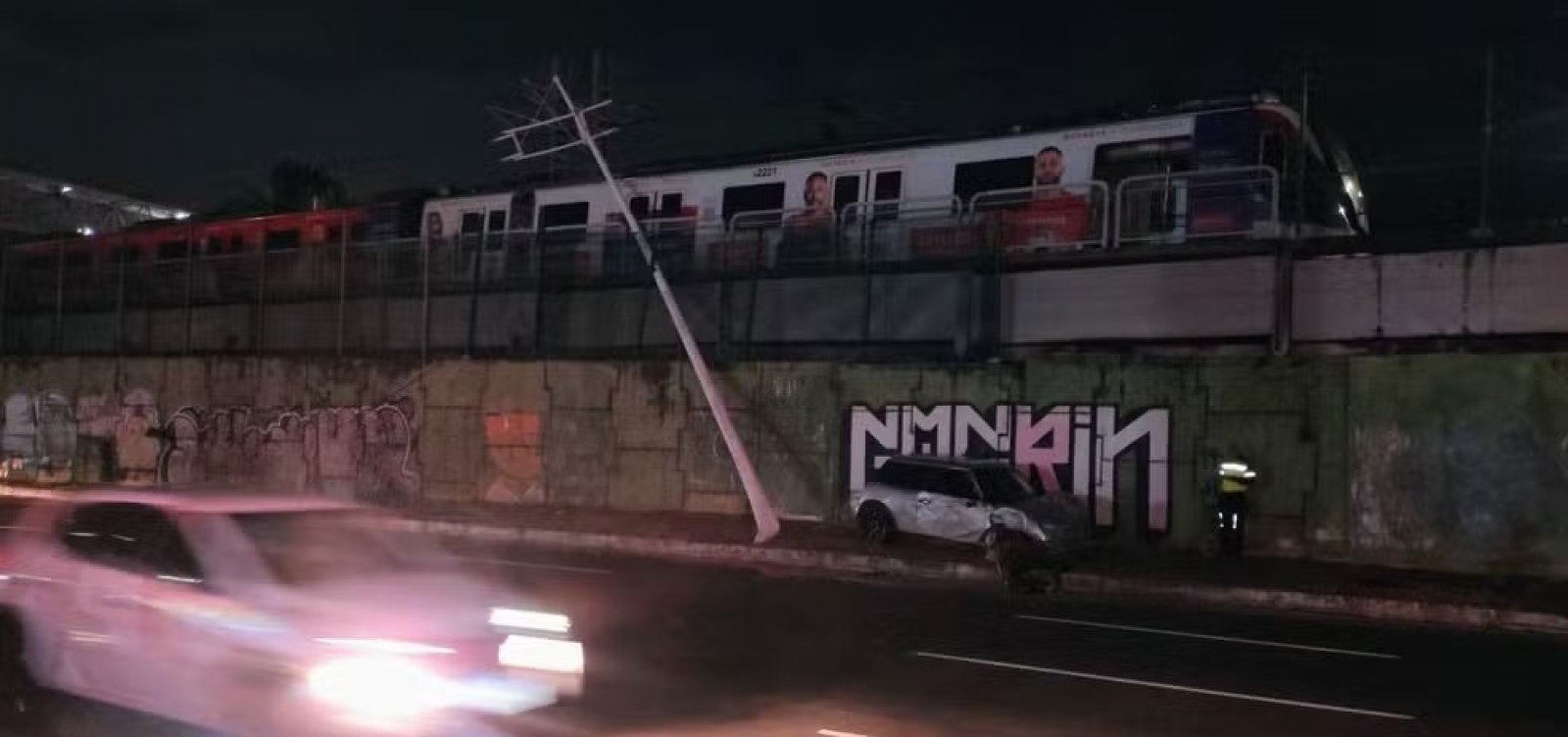 Poste cai sobre via do metrô após acidente em Salvador