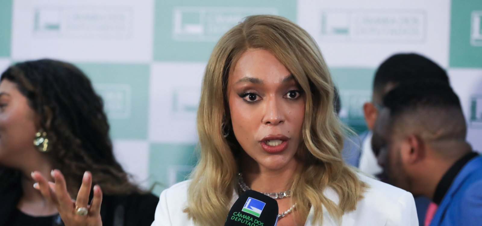 Erika Hilton pede fiscalização contra preços abusivos em praias brasileiras