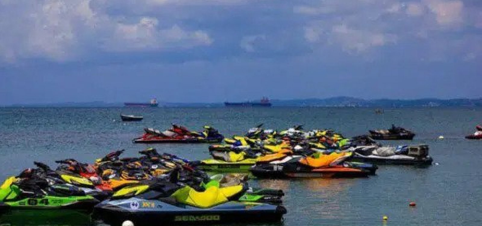 Uso irregular de jet skis preocupa banhistas e mobiliza fiscalização em Salvador