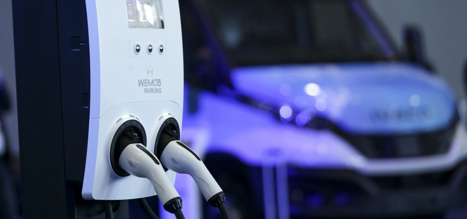 Vendas de elétricos e híbridos sobem 26% em 2025