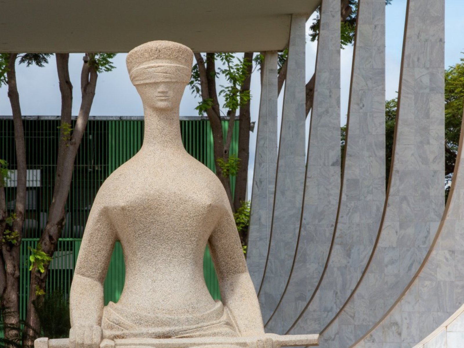 STF soma mais de 810 condenações e ainda enfrenta foragidos três anos após o 8/01