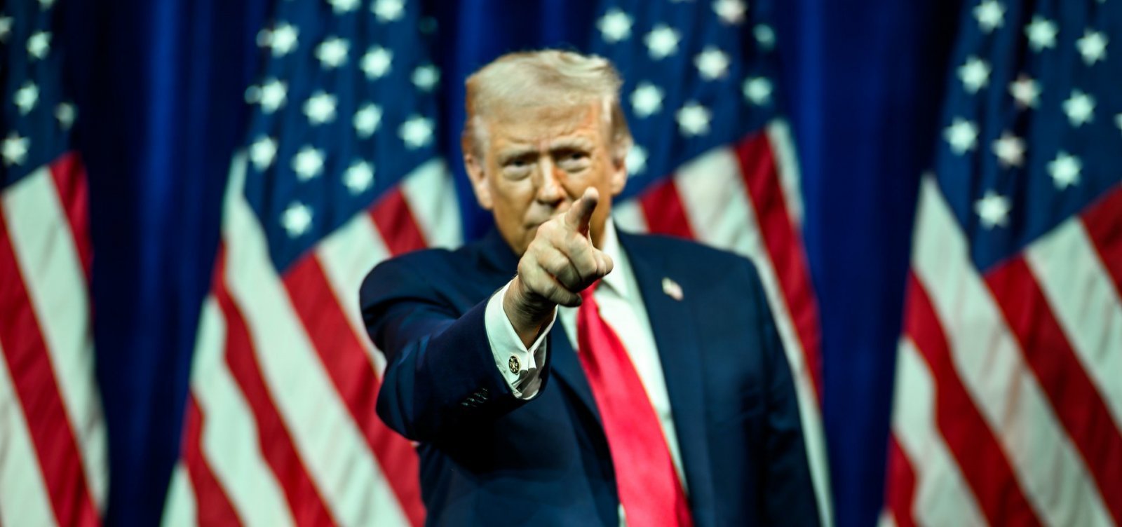 Trump recua no tom e anuncia reunião com presidente da Colômbia